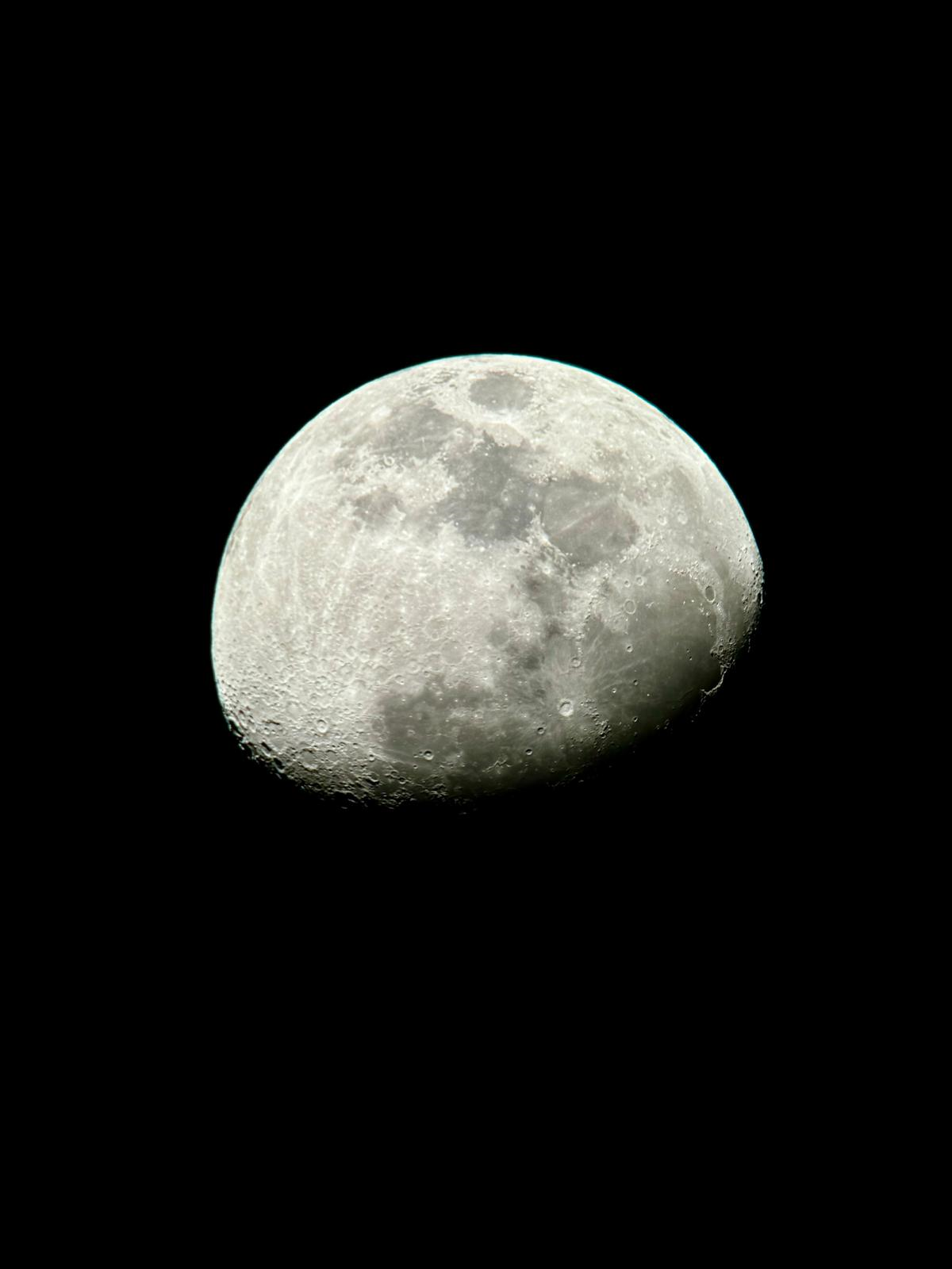 Luna.prin.luneta.png