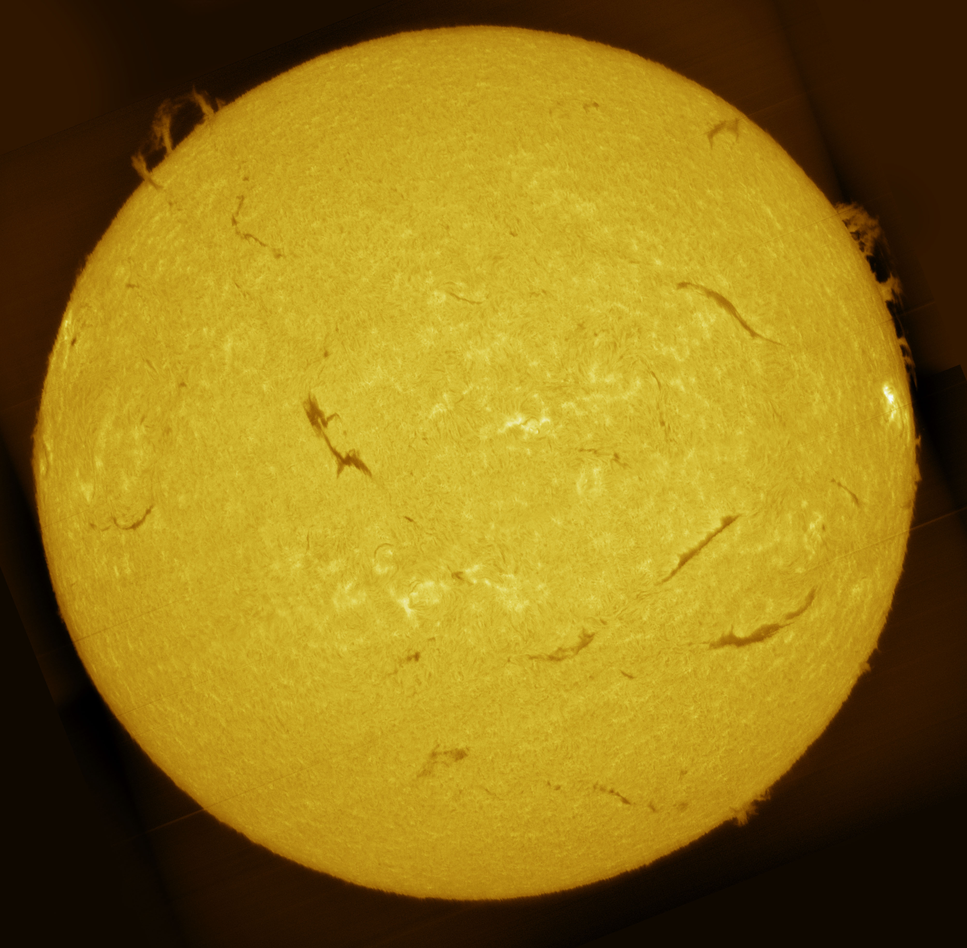 Sun_H-alpha_SHG80mm_mosaic_13-05-2025_prom-enhance-color.jpg